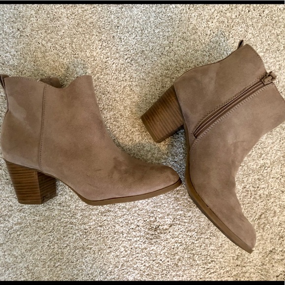 Taupe booties size 9 - Picture 2 of 4